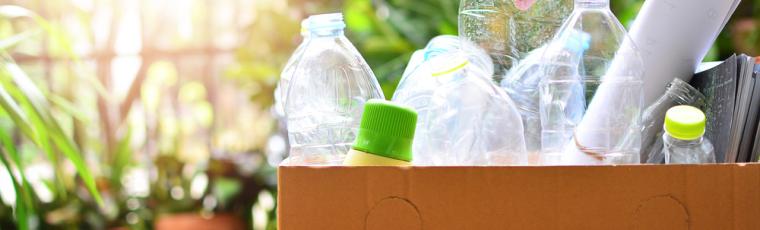 Déchets plastiques organisés pour être recyclés 