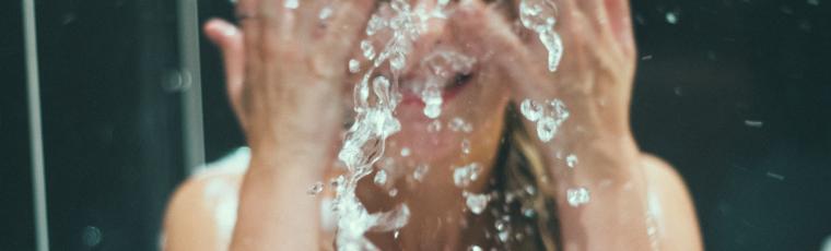 femme se lavant le visage à l'eau