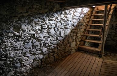 cave en pierre bien isolee 