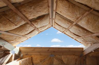 vue intérieure de l'isolation d'une toiture 