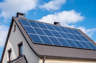 panneaux photovoltaiques sur toit maison