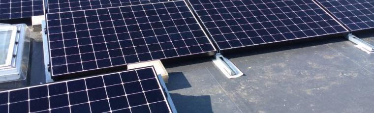 Panneaux-photovoltaiques-toit-immeuble